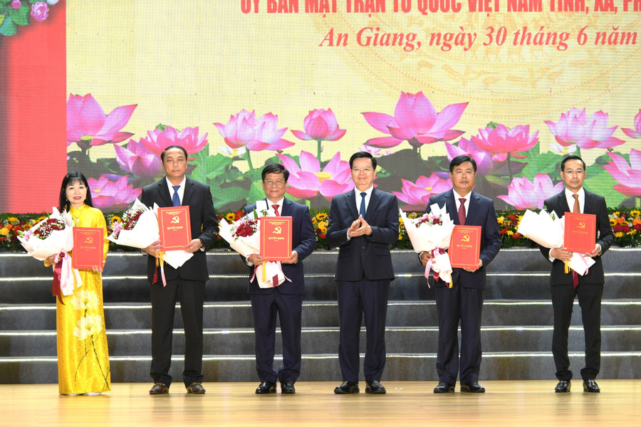 Trao quyết định của Bộ Chính trị chỉ định Bí thư, các Phó Bí thư tỉnh ủy An Giang nhiệm kỳ 2020 - 2025. (Ảnh: CTV) pvu-2777.jpg