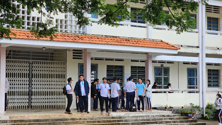 Các thí sinh đến điểm thi Trường THPT Mỹ Xuyên (Sóc Trăng) để làm thủ tục thi. (Ảnh: Minh Hoàng). z6740412537930-748875e0bf0e4249c8125580645cb3be.jpg