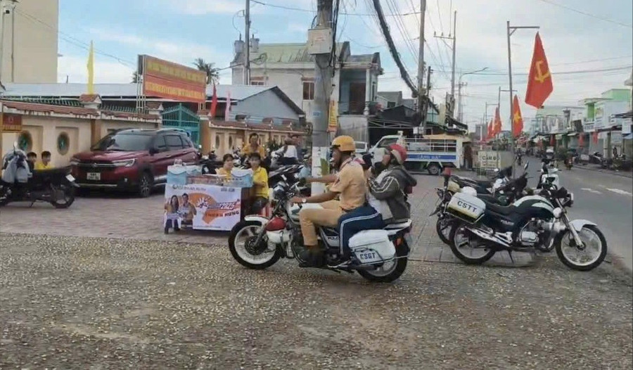 Lực lượng cảnh sát giao thông đã nhanh chóng hỗ trợ, đưa các em học sinh đến điểm thi kịp giờ. Ảnh: MH.