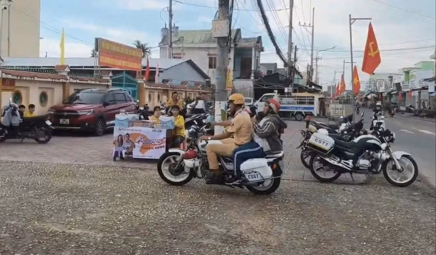 Lực lượng cảnh sát giao thông đã nhanh chóng hỗ trợ, đưa các em học sinh đến điểm thi kịp giờ. Ảnh: MH.