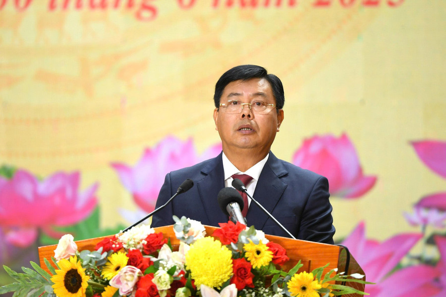 Bí thư Tỉnh ủy An Giang Nguyễn Tiến Hải phát biểu tiếp thu tại buổi lễ. (Ảnh: CTV) img-20250630-123131.jpg