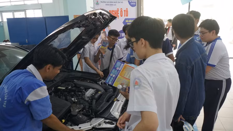 Học sinh tham quan các phòng thực hành của Trường Cao đẳng nghề Cần Thơ. (Ảnh: Q.A)