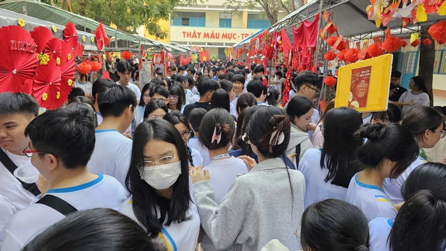 Đông đảo học sinh, phụ huynh, thầy cô giáo trường THPT Hoàng Diệu tham gia hội chợ ẩm thực. (Ảnh: X.L)