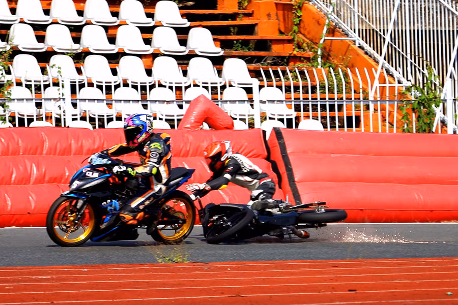 Hấp dẫn giải đua xe mô tô tại sân vận động Cần Thơ. (Ảnh: T.P)