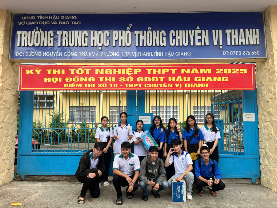 Học sinh trường THPT chuyên Vị Thanh (Hậu Giang) trước giờ thi Toán. Ảnh: Minh Hoàng z6744048497581-18c6a7720400b44e253b497c4f83f2cd.jpg