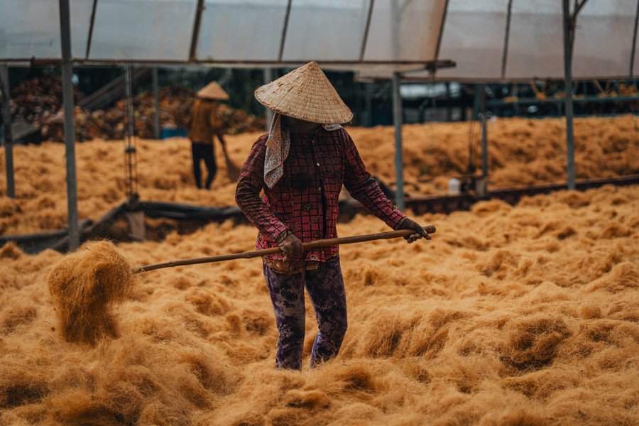 Mỗi công đoạn đều cần nhân công, từ đó tạo được thêm nhiều cơ hội việc làm cho người dân nơi đây. Ảnh: Vũ Khoa. bt1-1366.jpg