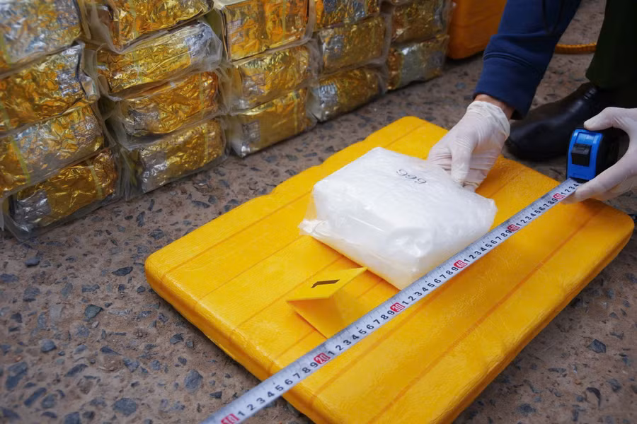 Phòng kỹ thuật hình sự (Công an tỉnh An Giang) kết luận giám định số tang vật trên là ma túy, với tổng trọng lượng 22,09kg. Ảnh: Biên phòng An Giang cung cấp