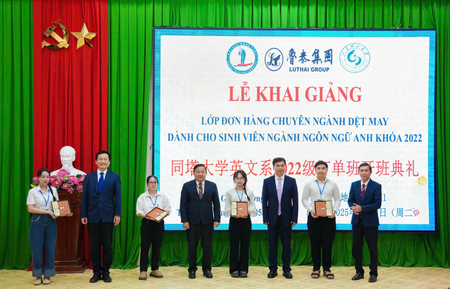 Lãnh đạo Tập đoàn Luthai, Trường ĐH Sơn Đông (Trung Quốc) và Trường ĐH Đồng Tháp tặng quà cho sinh viên Lớp Đơn hàng chuyên ngành Dệt may. (Ảnh: NTCC) z6599058480904-45fe40654a955d1014e8021b37ec9a9f.jpg