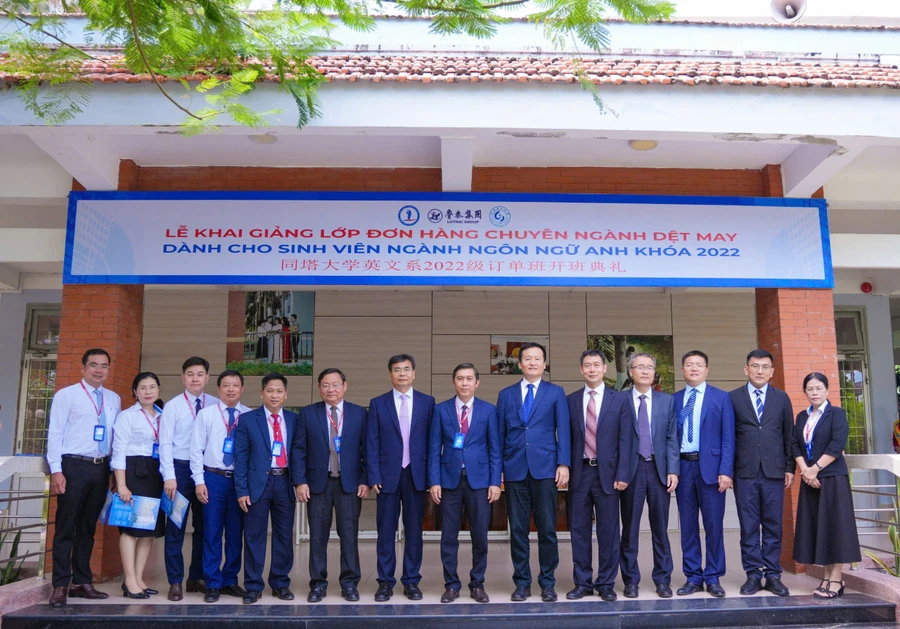 Đại biểu dự lễ khai giảng chụp hình lưu niệm với Trường ĐH Đồng Tháp (Ảnh: NTCC)