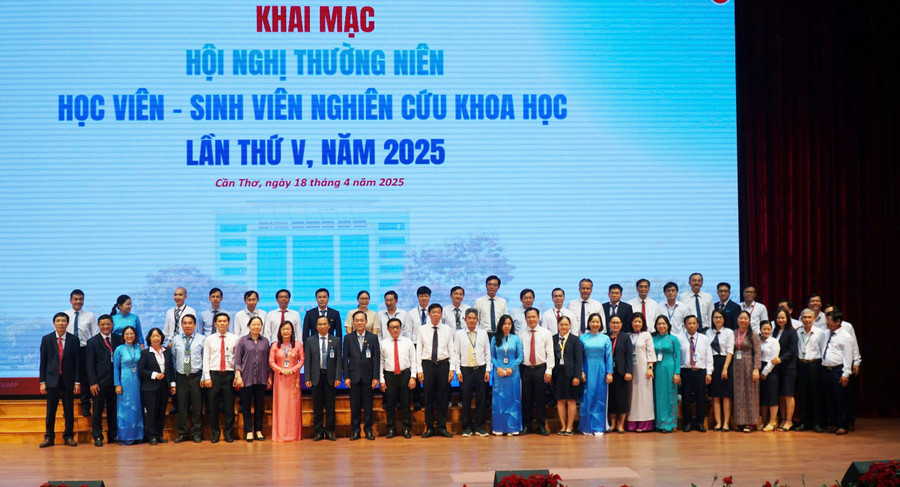 Các đại biểu chụp ảnh lưu niệm tại hội nghị. (Ảnh: Q.A)