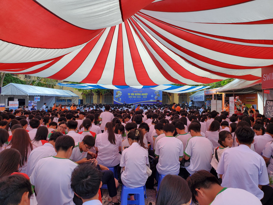 Ngày hội tư vấn tuyển sinh năm học 2024-2025 tại trường THPT Châu Văn Liêm, Cần Thơ. (Ảnh: Minh Hoàng)