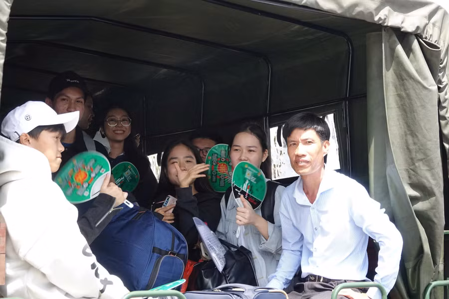 Các em học sinh ở xã An Sơn (huyện Kiên Hải, tỉnh Kiên Giang) vượt hơn 90km đường biển vào đất liền đi thi tốt nghiệp THPT năm 2025. Ảnh: Minh Hoàng.