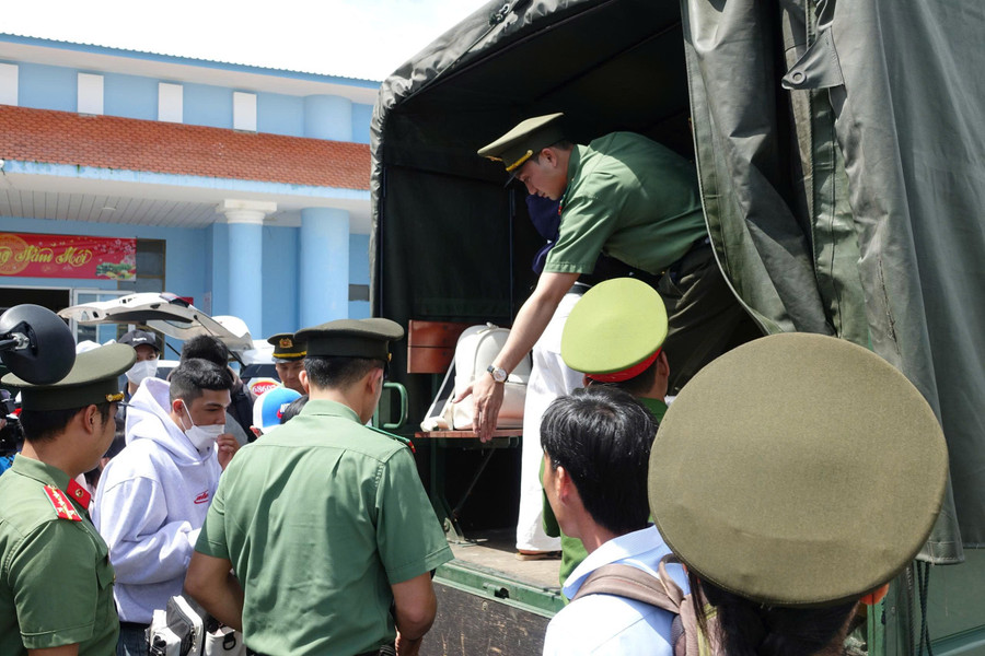 Cán bộ, chiến sĩ Công an tỉnh Kiên Giang hỗ trợ thí sinh huyện đảo Kiên Hải đi thi tốt nghiệp THPT năm 2025. Ảnh: Minh Hoàng. z6737274876119-c4caa7728aa78f3401e41a7bf6b13238.jpg