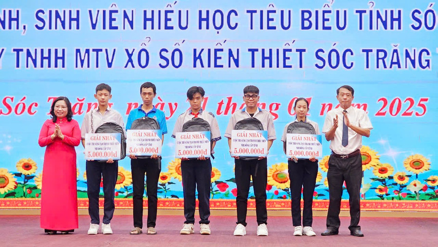 Công ty TNHH MTV XSKT Sóc Trăng đồng hành với học sinh hoàn cảnh khó khăn. Ảnh: Xuân Lương.