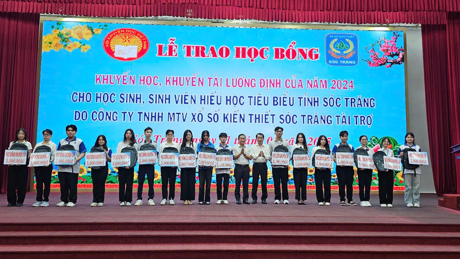 Trong 6 tháng đầu năm 2025, Công ty THHH MTV XSKT Sóc Trăng đã tài trợ học bổng cho học sinh, hỗ trợ người nghèo... với tổng số tiền 12,69 tỷ đồng. Ảnh: Xuân Lương. z6810124454070-1bfbe06b61dd0903ee8904cfa67fc9fc.jpg
