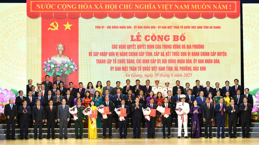 Phó Thủ tướng Mai Văn Chính trao quyết định của Bộ Chính trị thành lập Đảng bộ tỉnh An Giang. (Ảnh: CTV) pvu-2842.jpg