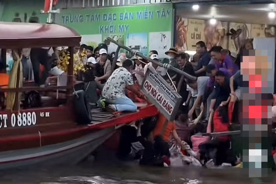 Hình ảnh nhiều du khách rơi xuống sông ở Chợ nổi Cái Răng. (Ảnh cắt từ clip)