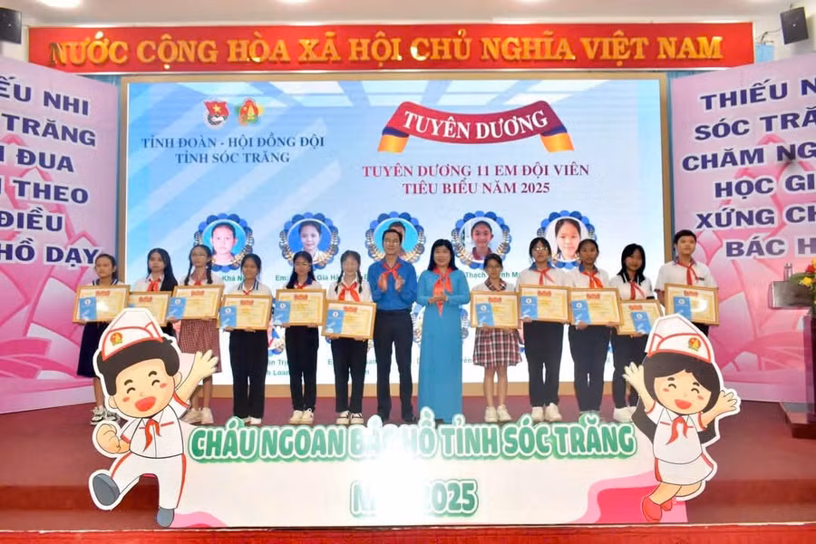Ban tổ chức trao giấy chứng nhận và tuyên dương 94 đại biểu Cháu ngoan Bác Hồ cấp tỉnh năm 2025. (Ảnh: Xuân Lương)