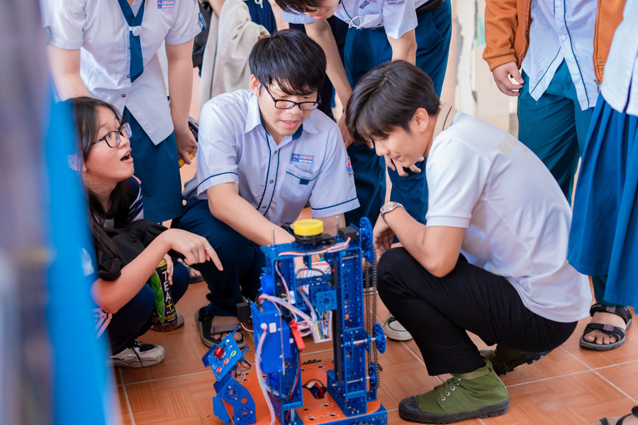 Học sinh Trường THPT chuyên Nguyễn Bỉnh Khiêm (Vĩnh Long) trong một cuộc thi về STEM. Ảnh: Minh Hoàng. 484188335-627970093328737-2572880443456642668-n.jpg