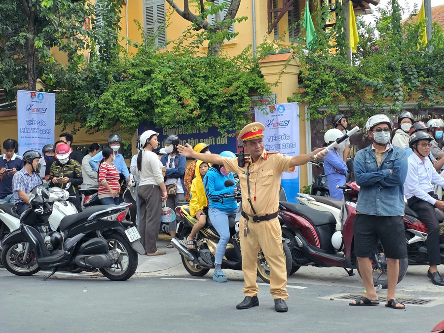 Lực lượng CSGT đảm bảo an ninh trật tự, an toàn giao thông trước điểm thi. (Ảnh: Minh Hoàng) img-0551.jpg