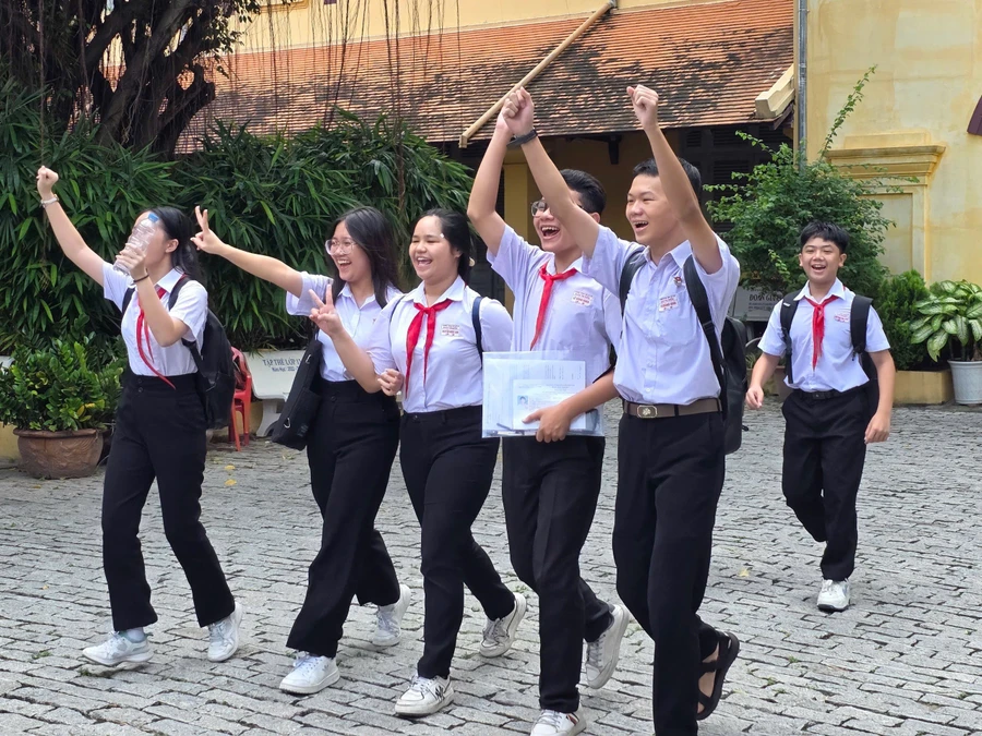Học sinh vui mừng sau khi hoàn thành xong bài thi. (Ảnh: Minh Hoàng)