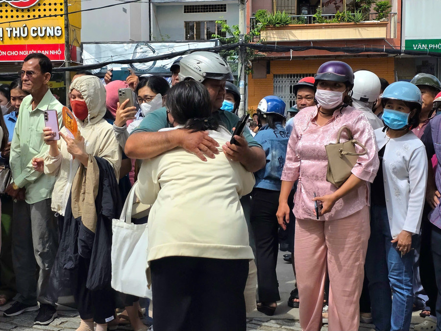 Niềm vui của học sinh và phụ huynh khi đã hoàn thành tốt bài thi. (Ảnh: Minh Hoàng) img-0553.jpg
