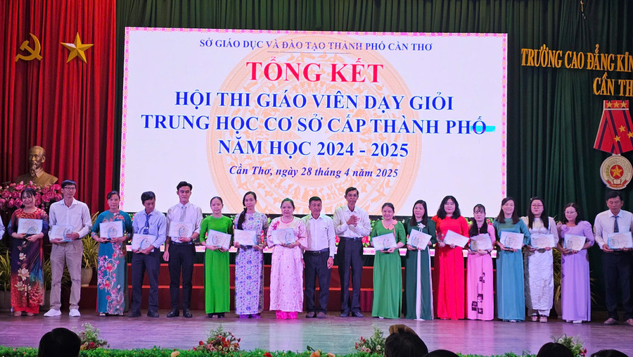 Các thầy, cô giáo nhận Chứng nhận đạt danh hiệu giáo viên dạy giỏi THCS cấp thành phố năm học 2024-2025. (Ảnh: Q. Anh)