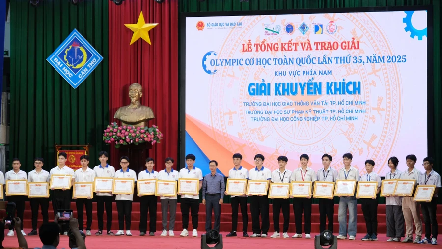 Ban tổ chức trao giải cho các thí sinh đạt giải trong cuộc thi lần này. (Ảnh: M.H)