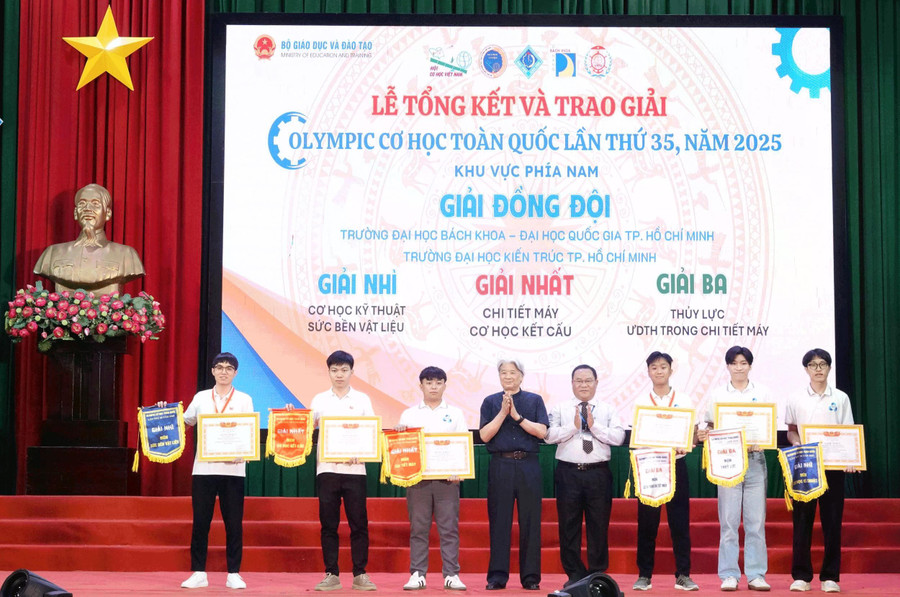 Lãnh đạo Hội Cơ học Việt Nam và Trường Bách Khoa - Trường Ðại học Cần Thơ trao giải Nhất đến các sinh viên. (Ảnh: M.H) img-1080.jpg