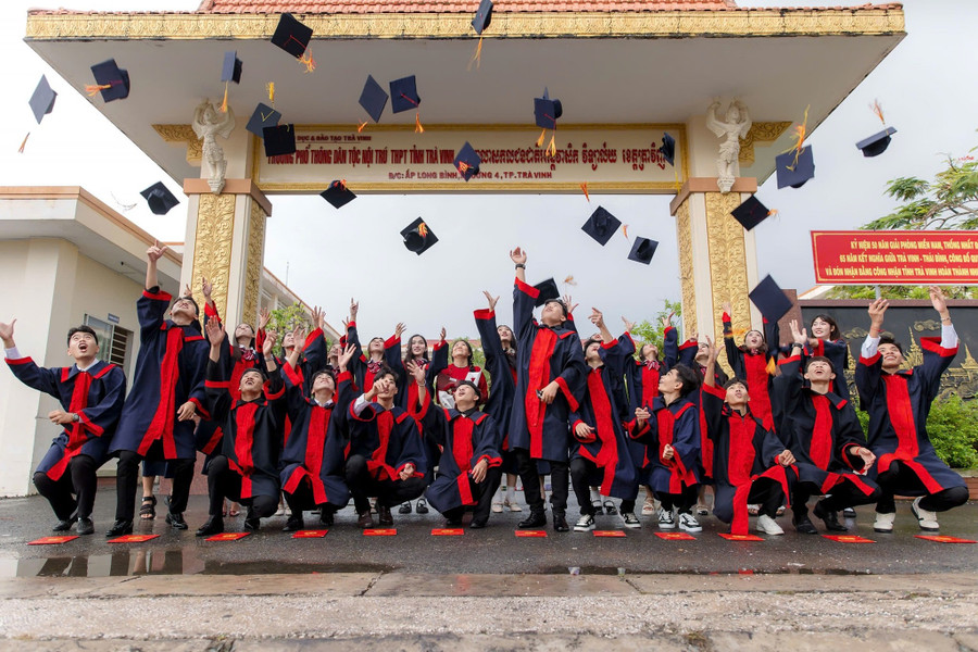 Học sinh Trường Phổ thông Dân tộc nội trú - THPT Trà Vinh (Vĩnh Long) tại lễ tốt nghiệp. Ảnh: Minh Hoàng. 511987627-1193633116109039-4553414642432257118-n.jpg
