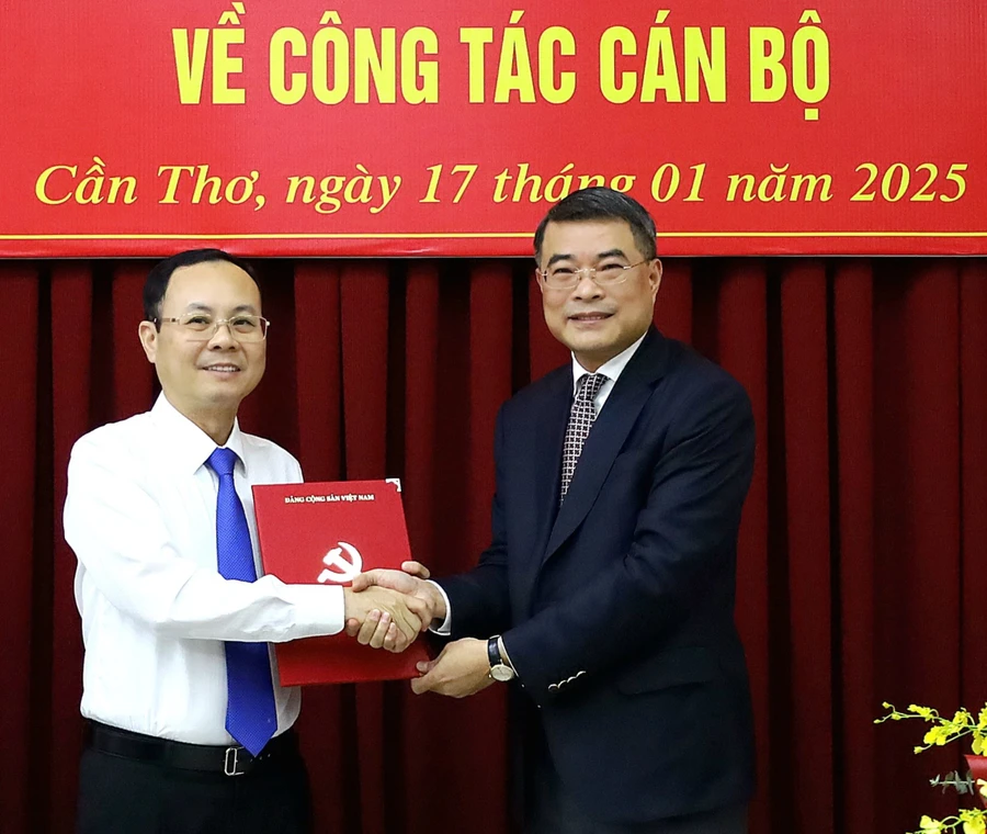 Trưởng Ban Tổ chức Trung ương Lê Minh Hưng trao quyết định của Bộ Chính trị cho ông Nguyễn Văn Hiếu. (Ảnh: T.P)