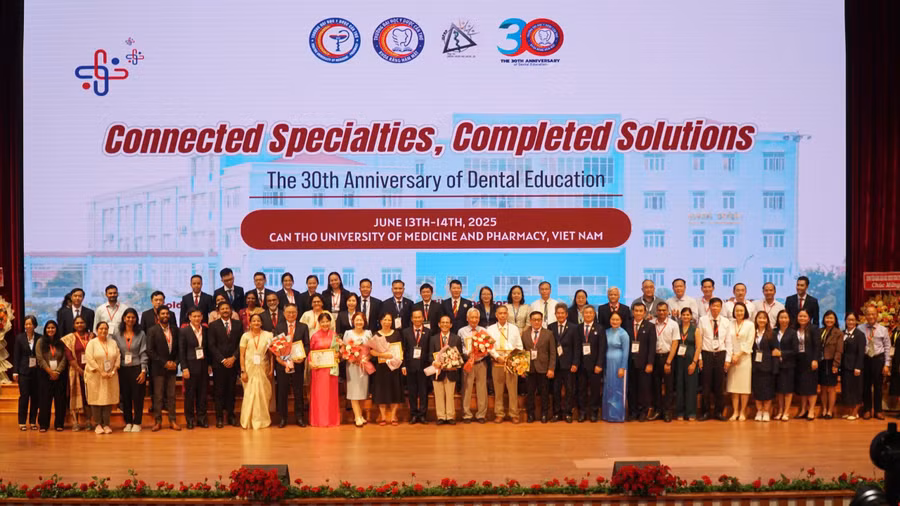 Các đại biểu chụp hình lưu niệm tại buổi họp mặt. (Ảnh: BN)