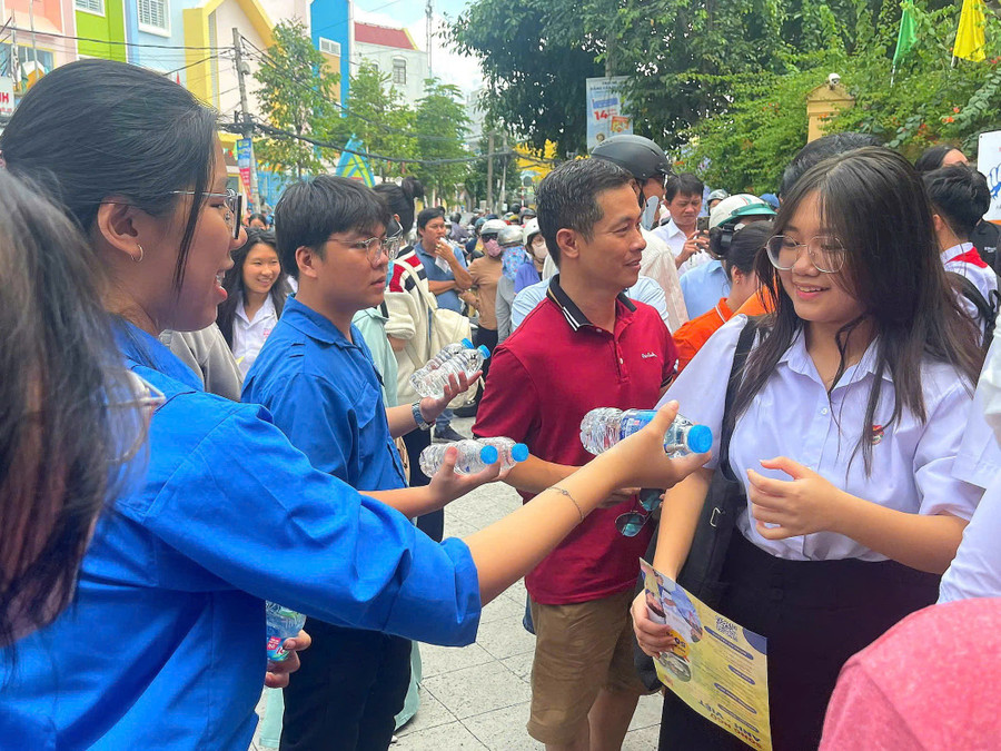 Đoàn Thanh niên địa phương tiếp sức cho các thí sinh trước khi vào phòng thi. (Ảnh: Minh Hoàng) img-0548.jpg