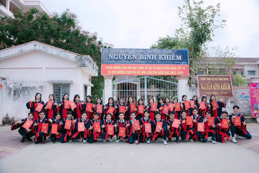 Trương Hồ Minh Thuấn (hàng dưới, thứ 2 từ trái sang) cùng với các bạn trong lớp. Ảnh: NVCC. z6813012782144-a1377a023bdd542e13a19f78db98a863-9685.jpg
