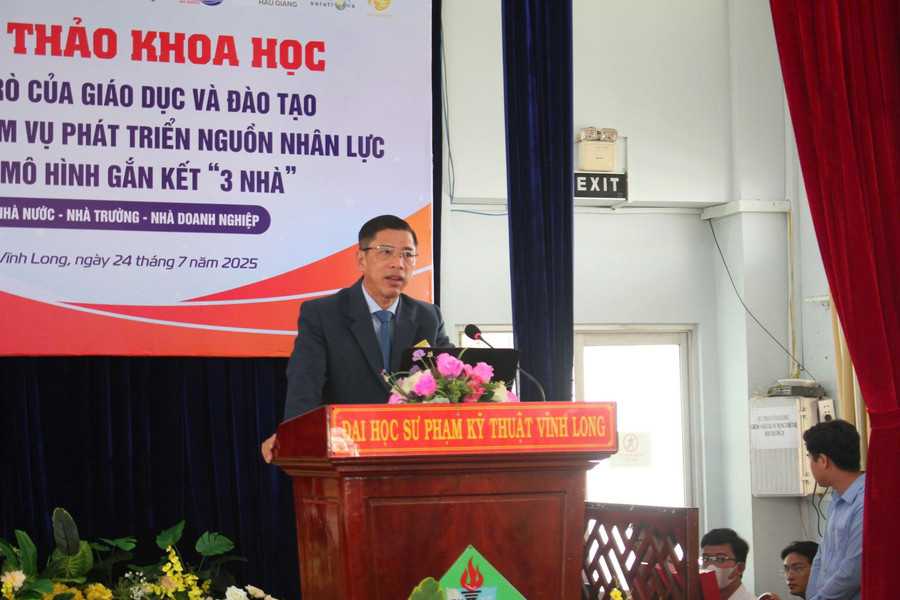 PGS.TS Nguyễn Thanh Tùng, Hiệu trưởng Trường ĐH Sư phạm Kỹ thuật Vĩnh Long phát biểu khai mạc Hội thảo. Ảnh: Minh Hoàng. img-20250724-190041.jpg