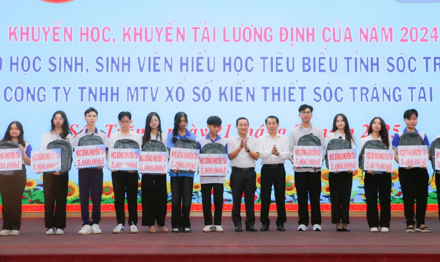 391 suất học bổng Lương Định Của được trao đợt này, với tổng giá trị hơn 1,2 tỷ đồng được trao trong đợt này. (Ảnh: T.Q)