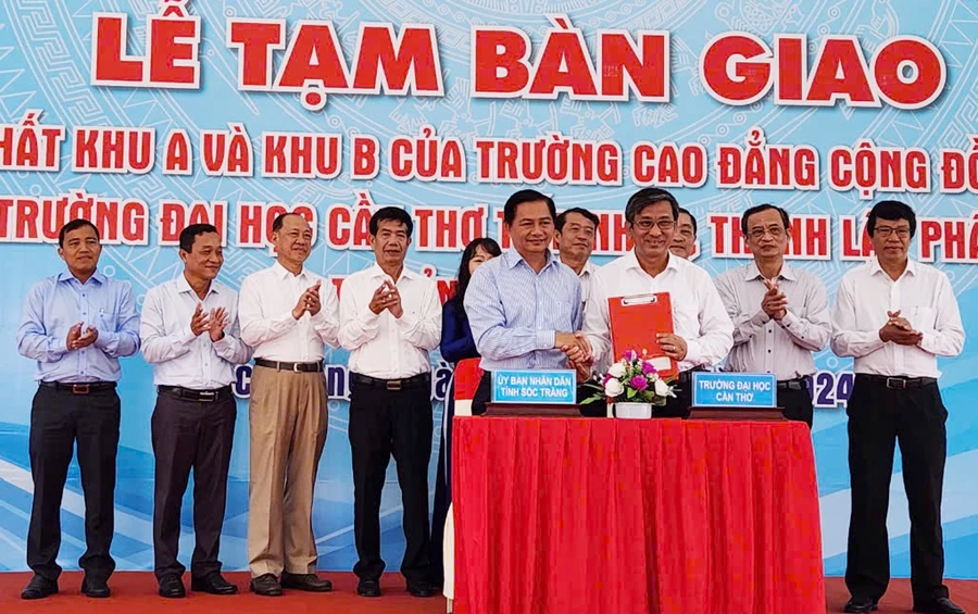 Lãnh đạo tỉnh Sóc Trăng bàn giao cơ sở vật chất cho Trường Đại học Cần Thơ.