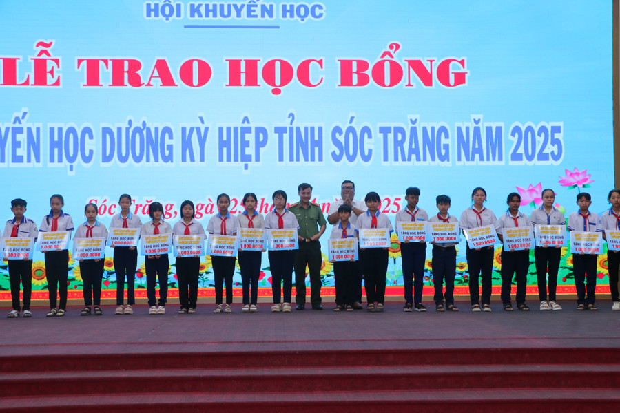 Ban tổ chức đã trao 240 suất học bổng (1 triệu đồng/suất) cho các em học sinh có hoàn cảnh khó khăn, mồ côi, khuyết tật, dân tộc Khmer trên địa bàn tỉnh Sóc Trăng. (Ảnh: Xuân Lương)