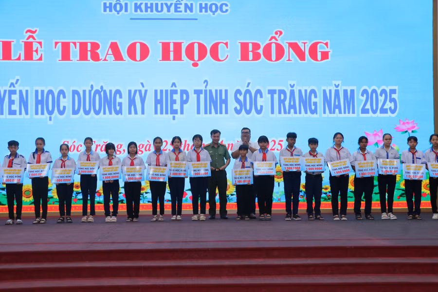 Ban tổ chức đã trao 240 suất học bổng (1 triệu đồng/suất) cho các em học sinh có hoàn cảnh khó khăn, mồ côi, khuyết tật, dân tộc Khmer trên địa bàn tỉnh Sóc Trăng. (Ảnh: Xuân Lương)