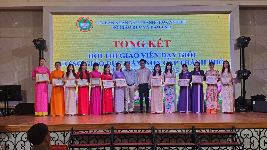 Đại diện lãnh đạo Sở GD&ĐT Cần Thơ trao giấy chứng nhận giáo viên dạy giỏi bậc mầm non cho các giáo viên tại lễ tổng kết. (Ảnh: MH)
