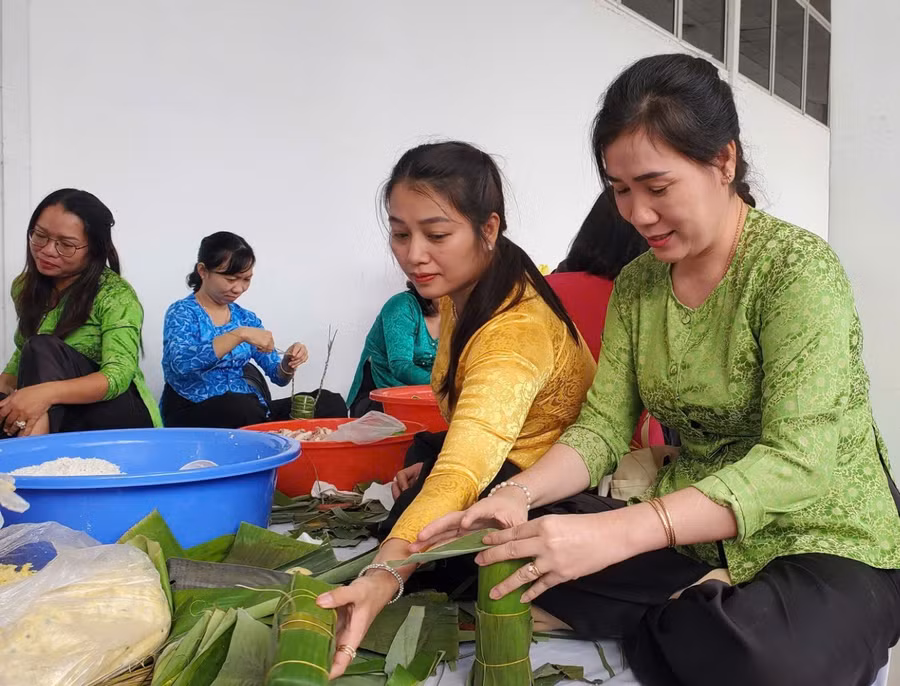 Các đội thi đang tích cực hoàn thành các công đoạn gói bánh Tét của đội mình. Ảnh: Q.A