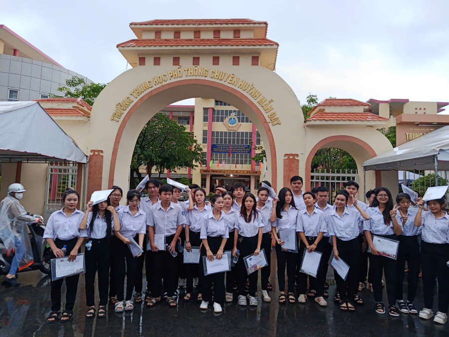 Dù trời mua nhưng các thí sinh vẫn đến điểm thi an toàn, đúng giờ để bắt đầu cho môn thi Ngữ Văn. Ảnh: Minh Hoàng. 71f33761c4b173ef2aa0.jpg