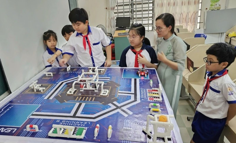 Cô, trò Trường Tiểu học Bình Thủy (Bình Thủy, Cần Thơ) trong giờ thực hành lập trình, điều khiển Robot. (Ảnh: Quốc Ngữ)