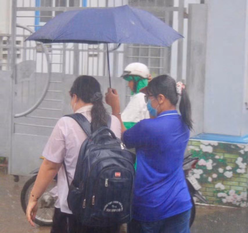 Dù mưa lớn, nhưng tại các điểm thi trên địa bàn tỉnh Đồng Tháp không có trường hợp trễ thi. Ảnh: Minh Hoàng.