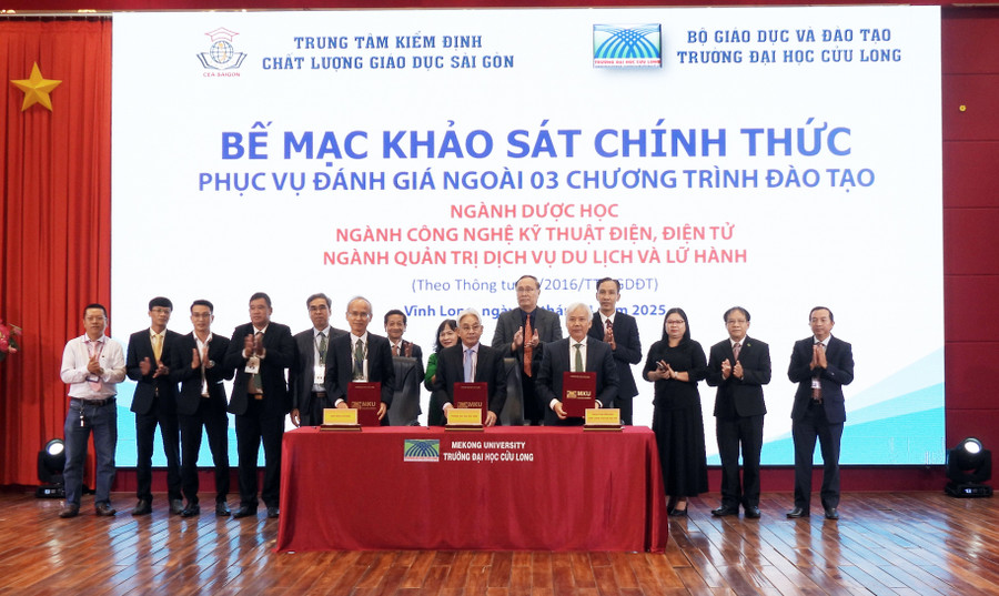 Trung tâm Kiểm định chất lượng Sài Gòn, Đoàn chuyên gia đánh giá ngoài và Trường ĐH Cửu Long ký biên bản hoàn thành đợt khảo sát chính thức phục vụ đánh giá ngoài 3 chương trình đào tạo tại Trường ĐH Cửu Long. (Ảnh: Văn Đô)