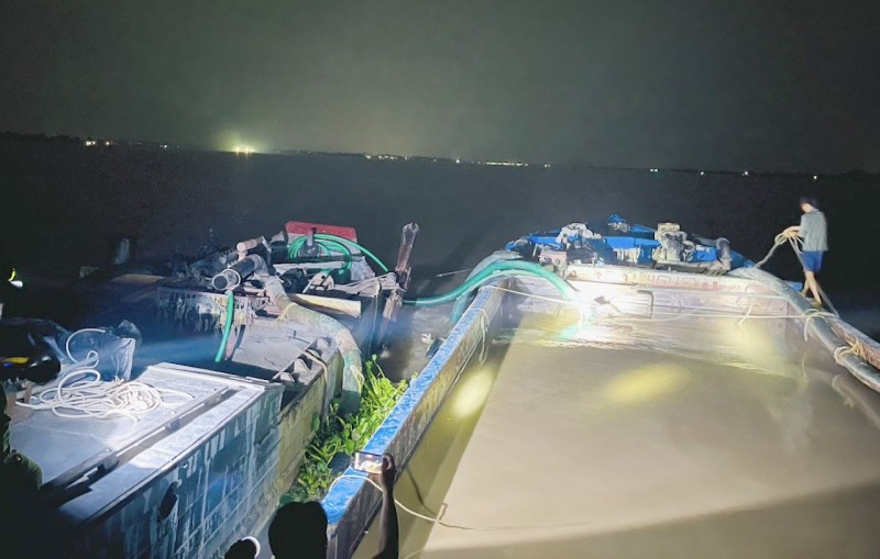 Hai phương tiện bị bắt quả tang. Ảnh: Quang Duy.
