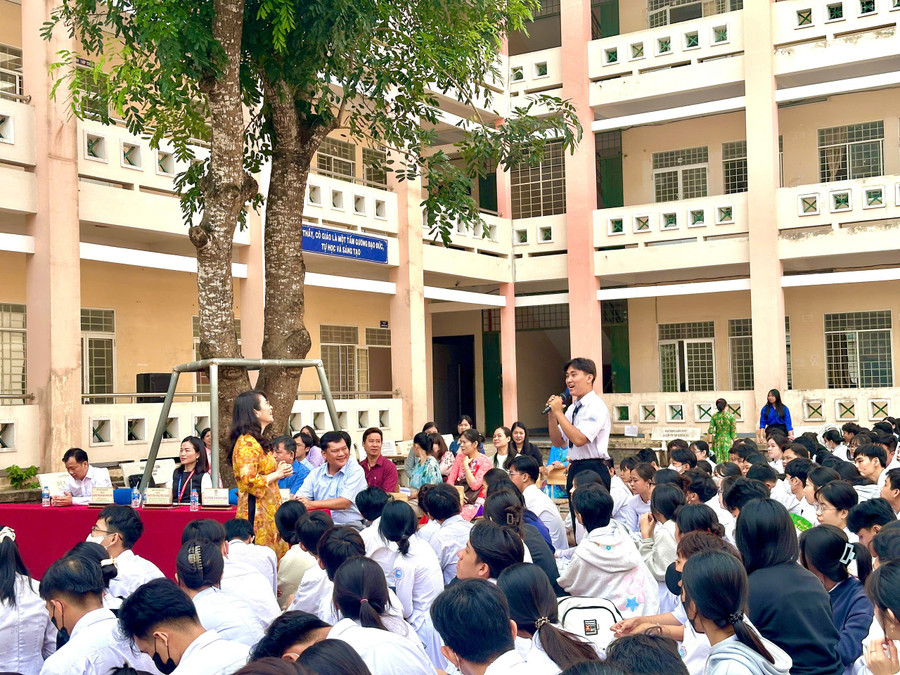 Học sinh và chuyên gia trao đổi trực tiếp với nhau về các nội dung về hướng nghiệp - tuyển sinh tại sự kiện. (Ảnh: Q.A)