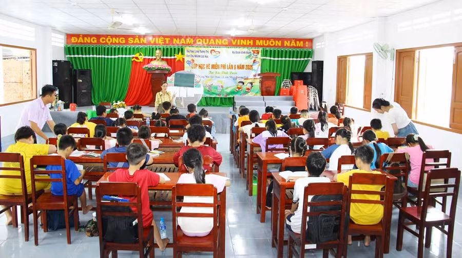 Thầy cô tận tâm giảng dạy, học sinh say mê học tập trong không gian thân thiện và đầy sự gần gũi. Ảnh: Cao Huyền.