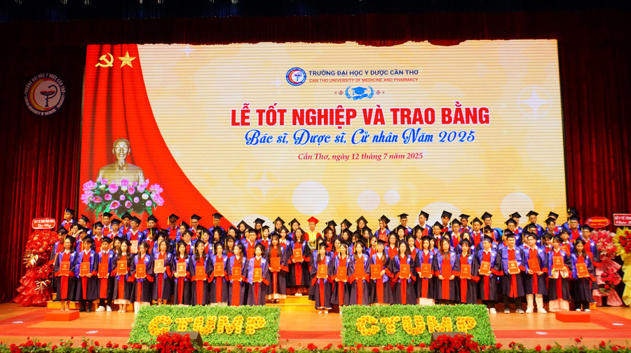 Trong lần tốt nghiệp đợt 2 năm 2025 của Trường ĐH Y Dược Cần Thơ, có 1.560 sinh viên tốt nghiệp từ 10 ngành ngành đào tạo bậc đại học. Ảnh: Minh Hoàng.