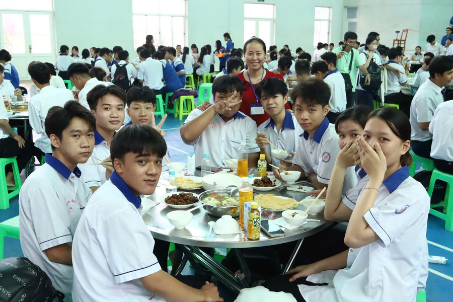 Bữa ăn trưa góp phần động viên thí sinh vững tin bước vào môn thi tiếp theo. Ảnh: T.P. z6743630319838-c36aba6ad41337d4a2467128e85fb968.jpg